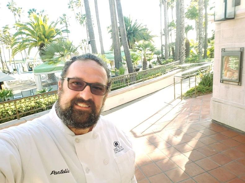 Nenad je Debi upoznao u San Dijegu gde je 11 godina radio kao kuvar u "Hiltonu", od čega tri godine kao šef kuhinje prestižnog hotela