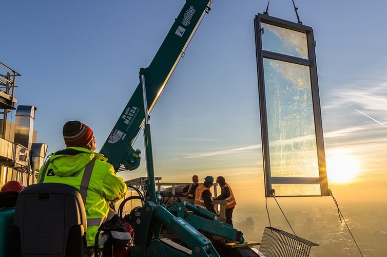 Aby podążać za zmieniającą się z poziomu na poziom geometrią fasady, użyto paneli o specjalnych kształtach. Łącznie elewacja budynku wieżowego ma aż 32 000 m2 powierzchni (czyli więcej niż 4 pełnowymiarowe boiska piłkarskie), a stal wykorzystana na jej konstrukcję waży ponad 600 ton.