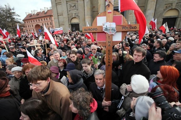 gal 10 kwietnia 17 ludzie tłum krzyże