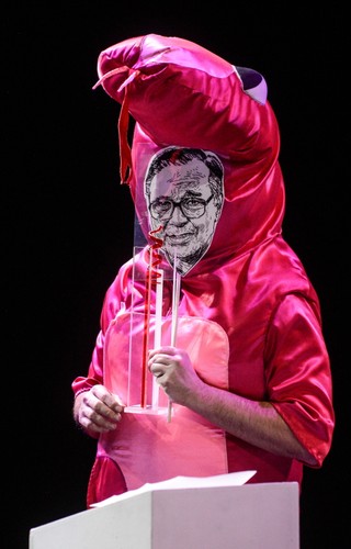 Tomasz Karolak jako pluszowy wąż z twarzą Krzysztofa Zanussiego