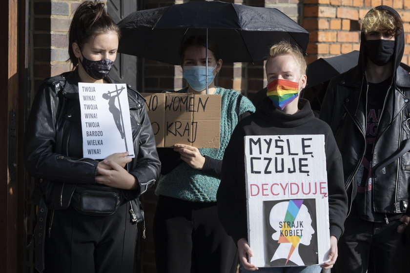 Niedzielne protesty przed kościołami w Lesznie