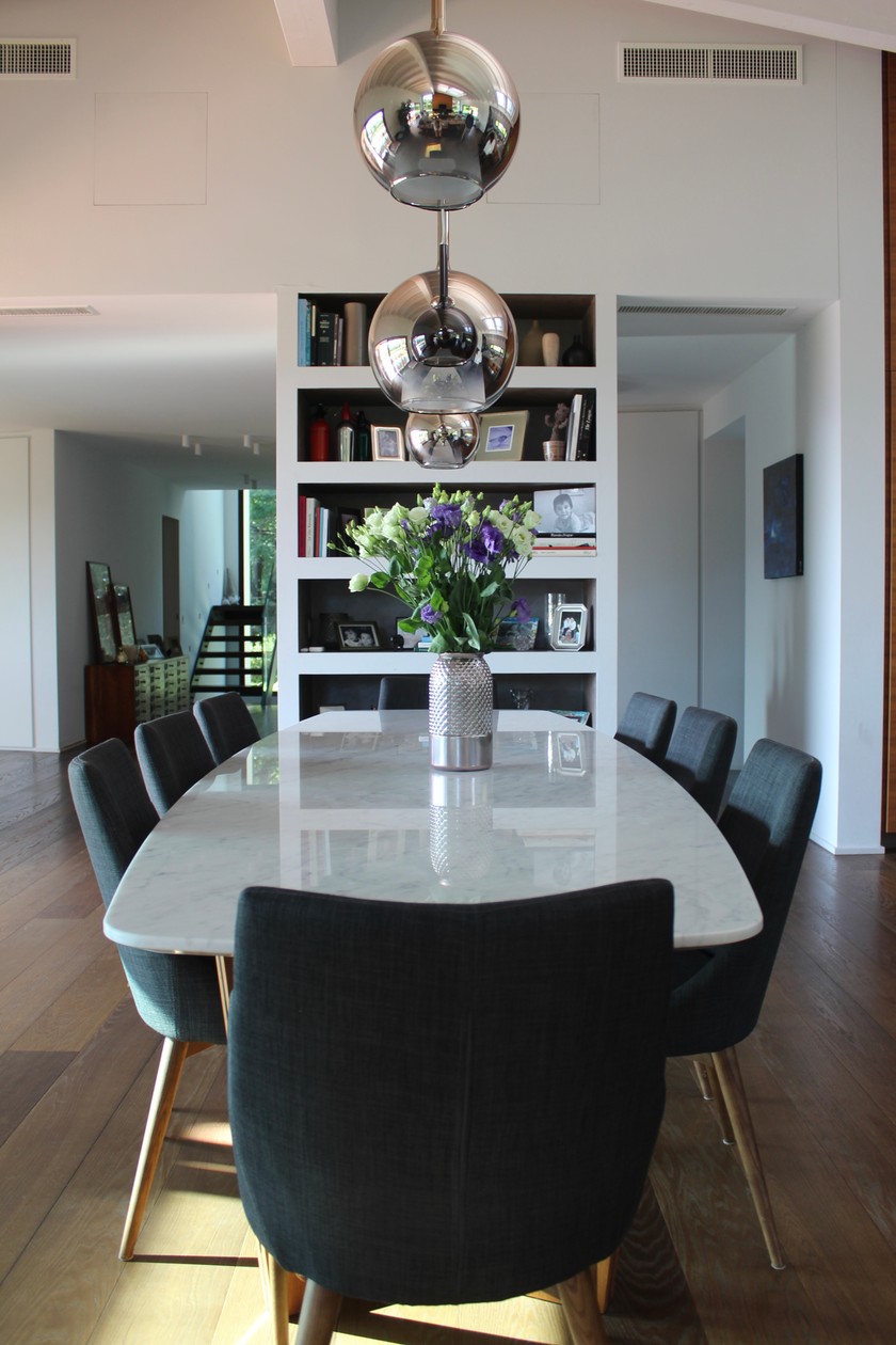 Der lange Marmortisch wird nur genutzt, wenn so viele Gäste da sind, dass nicht mehr alle in der Küche Platz nehmen können. 