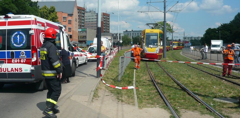 Rozbite samochody blokują torowiska