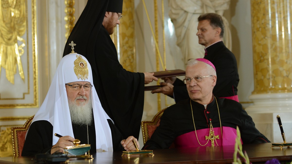 "Gruba kreska": W tym tygodniu abp Józef Michalik doprowadził do historycznego wydarzenia w relacjach Polski i Rosji, jest więc zatem nad "grubą kreską". Z kolei prezes Związku Nauczycielstwa Polskiego negatywnie zaskoczył dość kuriozalnym listem do prezydenta Bronisława Komorowskiego, w którym pisał o opłatach… za posiadanie psa.