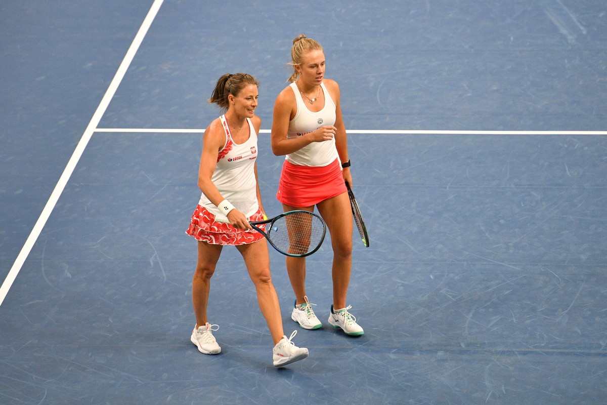Alicja Rosolska (L) i Magdalena Fręch (P) w grze podwójnej z Rumunkami Andreeą Mitu i Mihaelą Buzarnescu podczas barażowego meczu tenisa pomiędzy Polską i Rumunią
