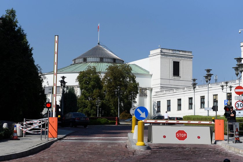 Poważne zarzuty rzecznika KRS pod adresem posłów. „Chodzą pijani do pracy”