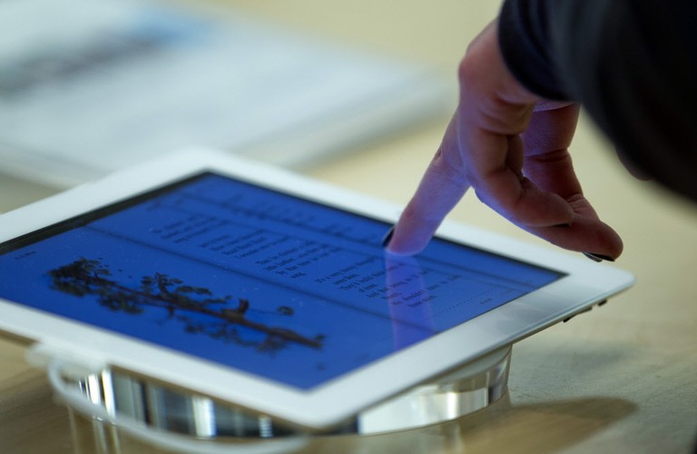 Apple stara się także opatentować rzeczy, których stworzenie jest niemożliwe. Niedawno firma postarała się o patent technologii 5D. Jak pisze gizmodo.pl to chwyt marketingowy, który, według Apple, ma mieć szerokie zastosowanie w grach, oglądaniu telewizji i innych dziedzinach elektroniki użytkowej. Zakłada on połączenie wideokonferencji, rozpoznawania gestów w stylu Kinecta i specjalnych rękawic, które wykrywać mają zmiany w polu magnetycznym, temperaturze gęstości powietrza itp., dzięki czemu można by kontrolować elektronikę wykorzystując praktycznie każdą przestrzeń, nie tylko ekrany dotykowe.