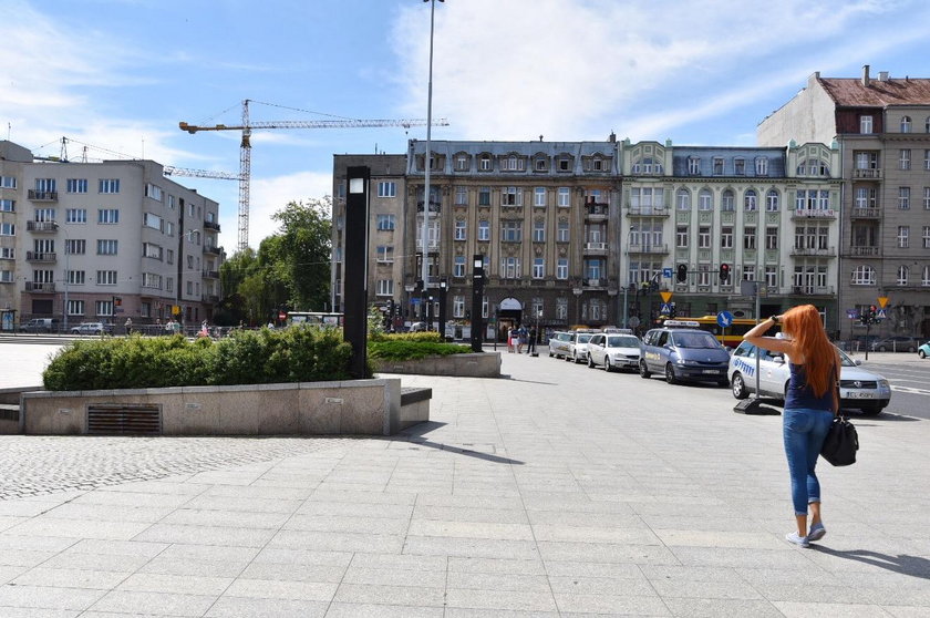 Na placu Dąbrowskiego w Łodzi stanie 20 donic z drzewami