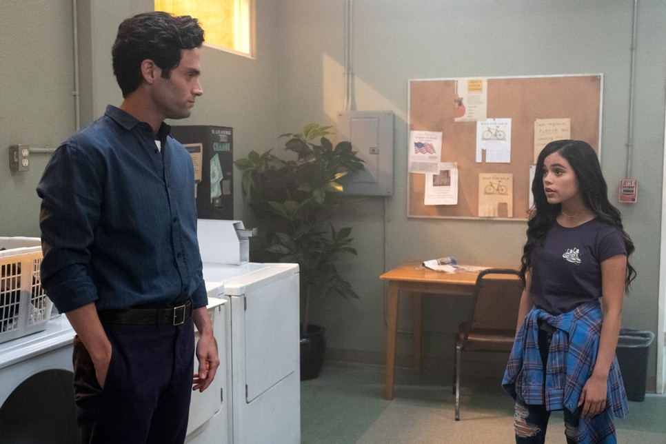 Jenna Ortega mint Ellie a You című sorozatban, Penn Bagdley oldalán