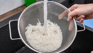 Industrijski proizvedeni pirinač je praktično čist i bezbedan, pa pranje uglavnom nije neophodno