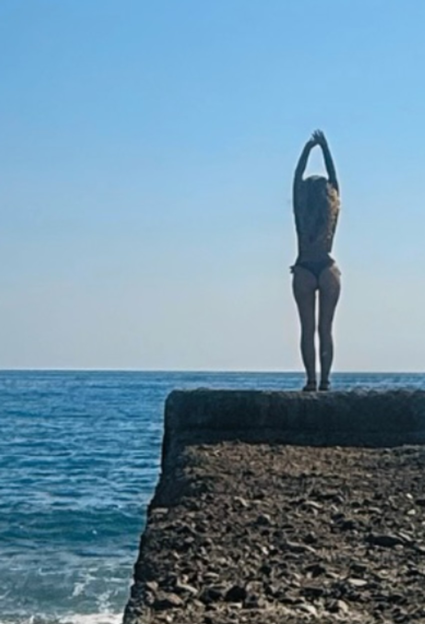 Kiju Kockar zapljuskuju talasi: Svi gledaju u bujni dekolte Slobine bivše