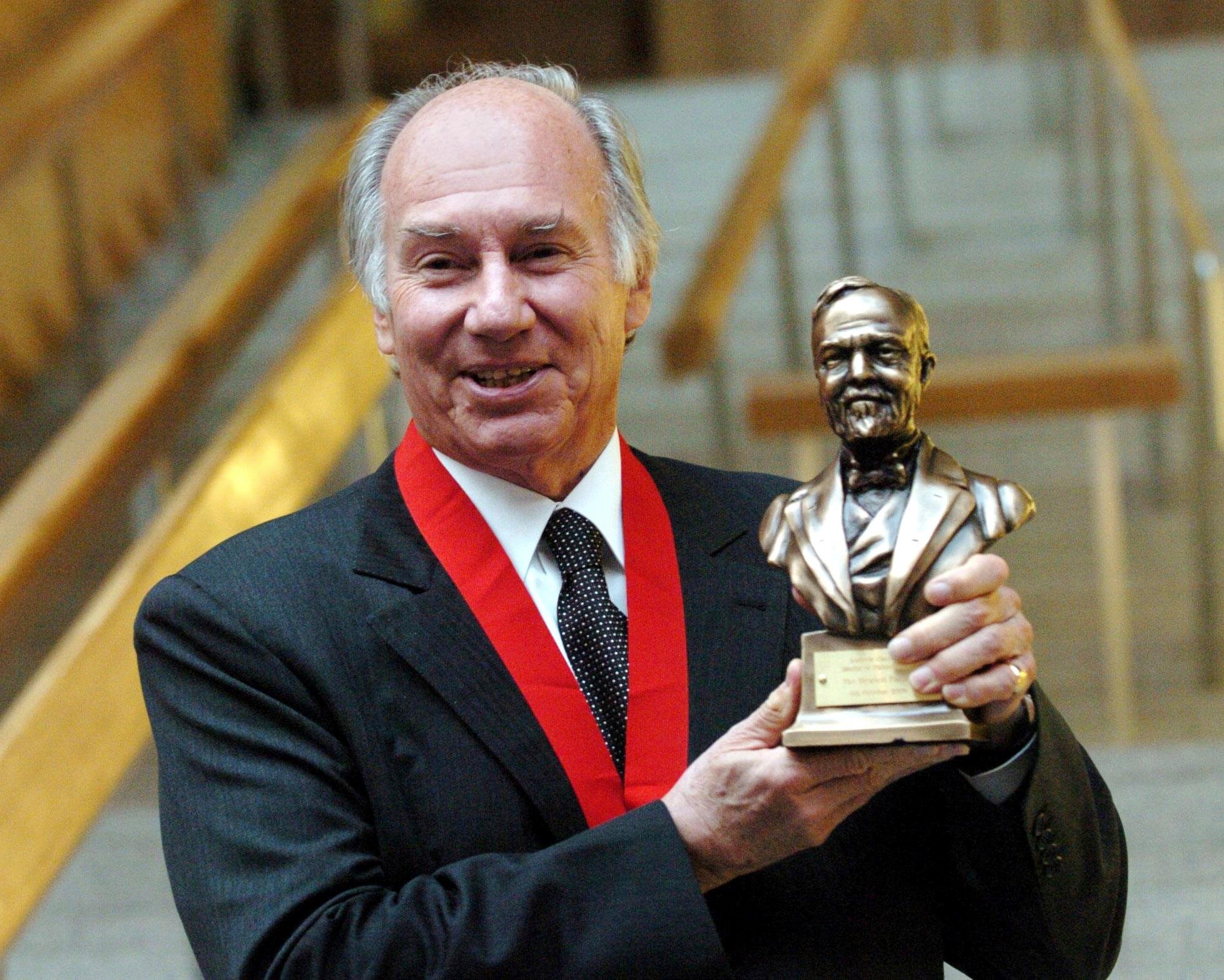 Vo veku 88 rokov zomrel známy filantrop a imám izmailitov Aga Khan.