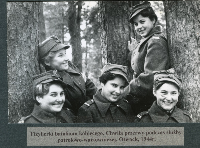 Fizylierki batalionu kobiecei Chwila przerwy podczas służby, Otwock 1944 r