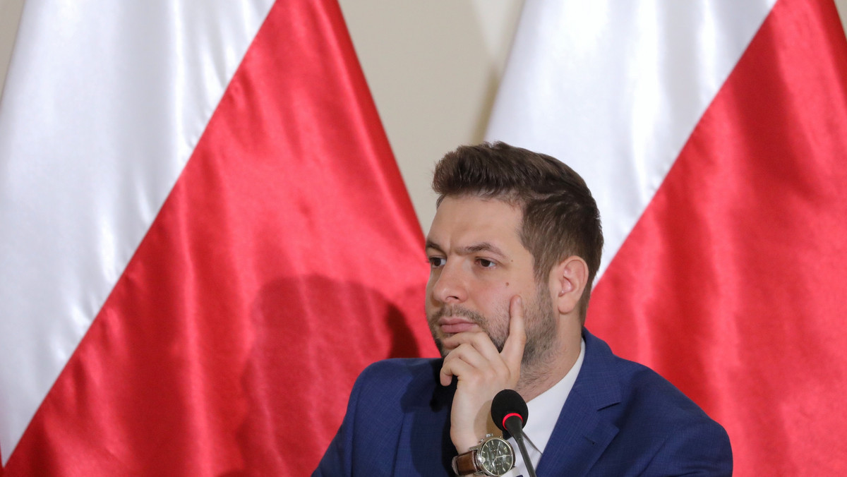 Wiceminister sprawiedliwości Patryk Jaki jest zdziwiony decyzją gdańskiego sądu, który oddalił wniosek prokuratury o tymczasowy areszt tymczasowy dla 5 notariuszy podejrzanych m.in. o pomocnictwo do oszustw. Wyraził nadzieję, że "sądy, nie będą robić na złość władzy".