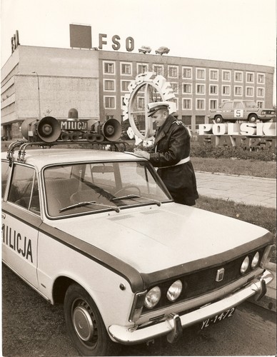 Fiat 125p w mundurze milicji
