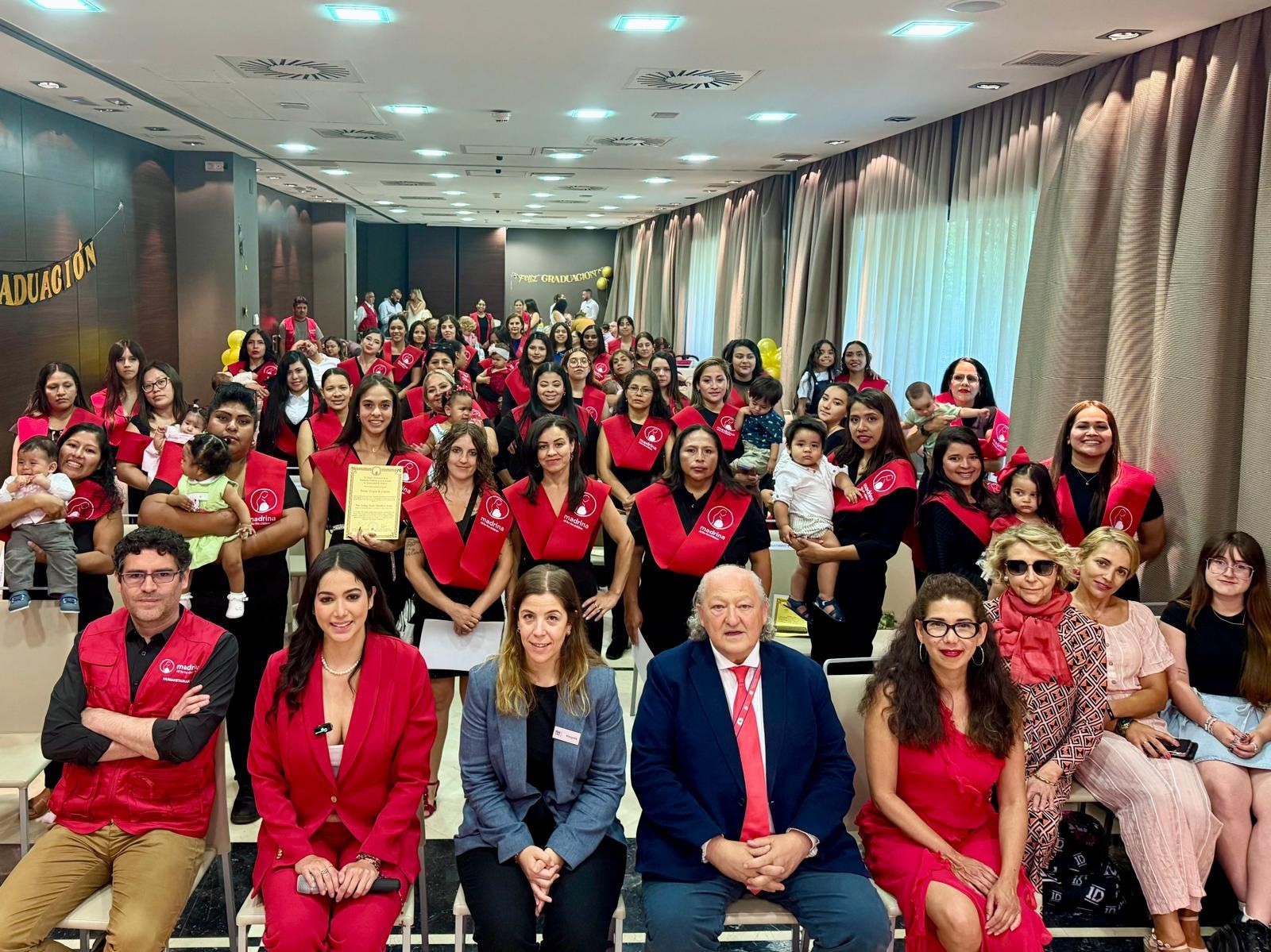 70 mujeres se gradúan en Universidad de Madres tras superar violencia