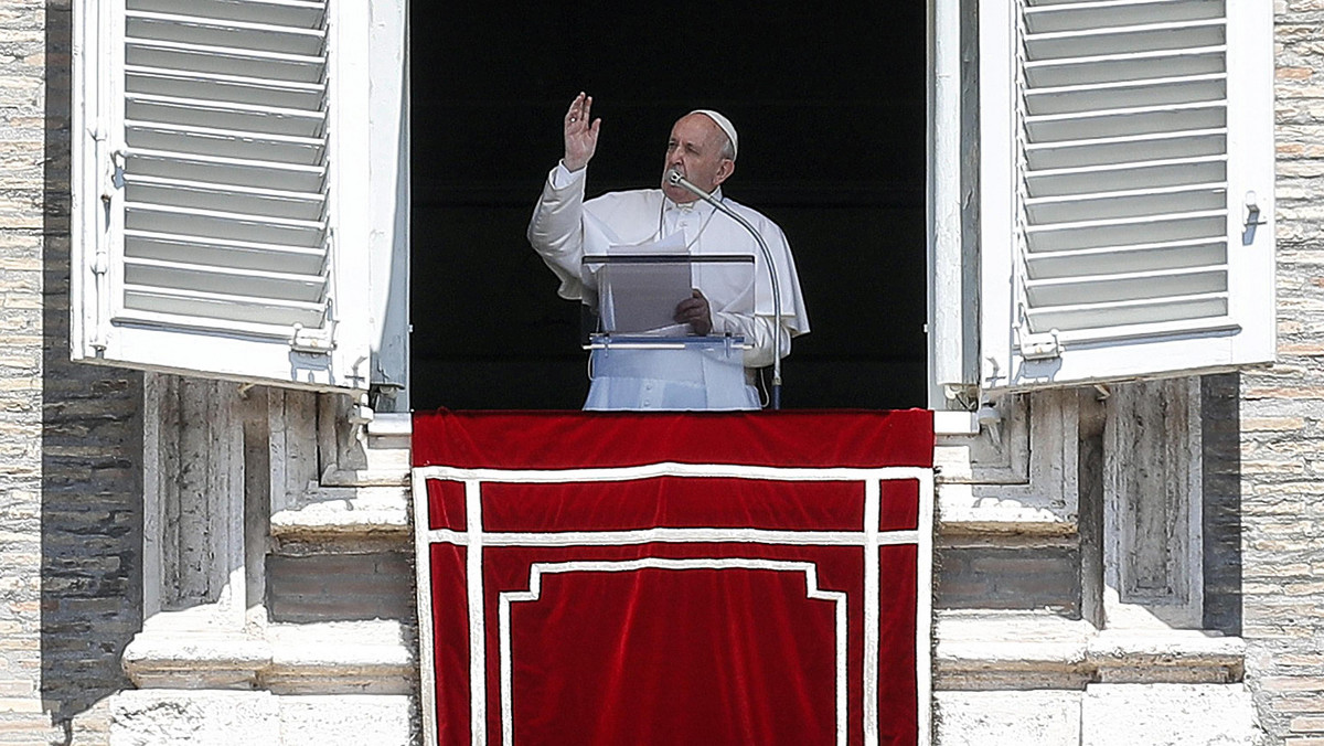 Papież Franciszek modlił się z wiernymi w Watykanie za ofiary trzech strzelanin w Stanach Zjednoczonych, w których w minionych dniach zginęło ponad 30 osób i kilkadziesiąt zostało rannych. Podkreślił, że zaatakowano niewinnych ludzi.