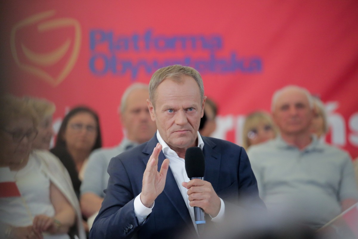 Lidzbark Warmiński, 22.05.2023. Przewodniczący Platformy Obywatelskiej Donald Tusk podczas spotkania z mieszkańcami miasta w ramach akcji #TuJestPrzyszłość