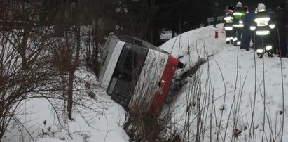 Autobus przewrócił się do strumyka