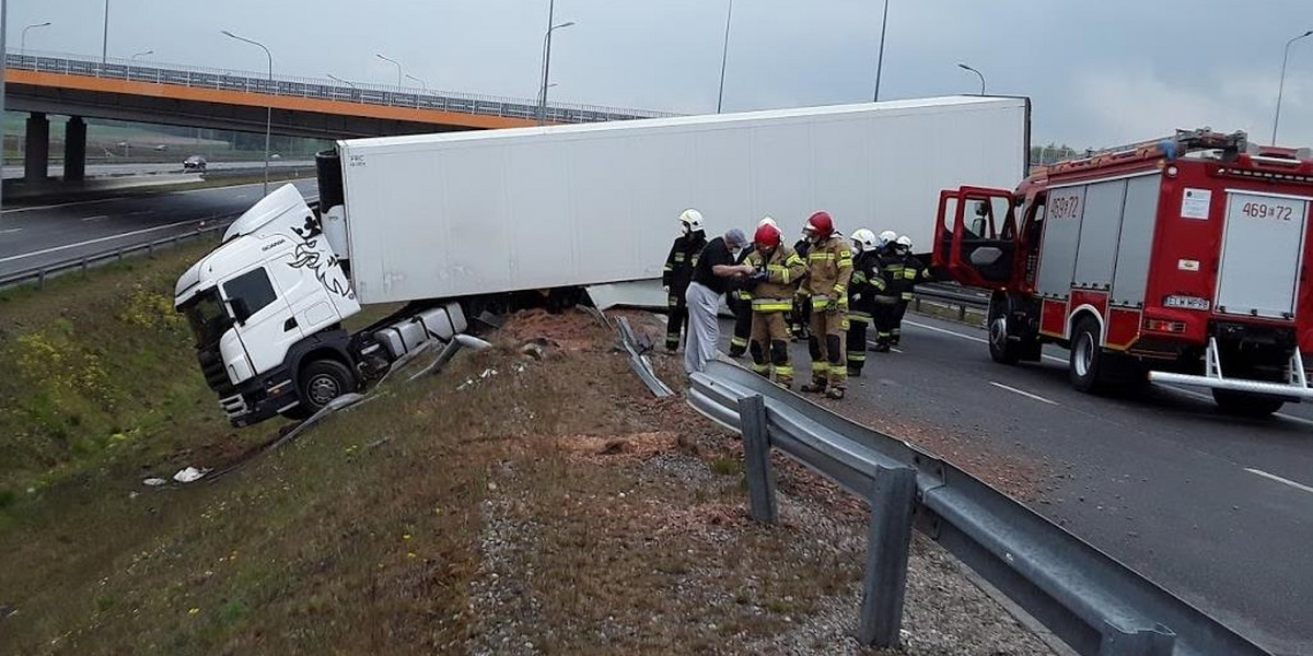 Wypadek na autostradzie pod Łodzią. Tir spadł ze skarpy