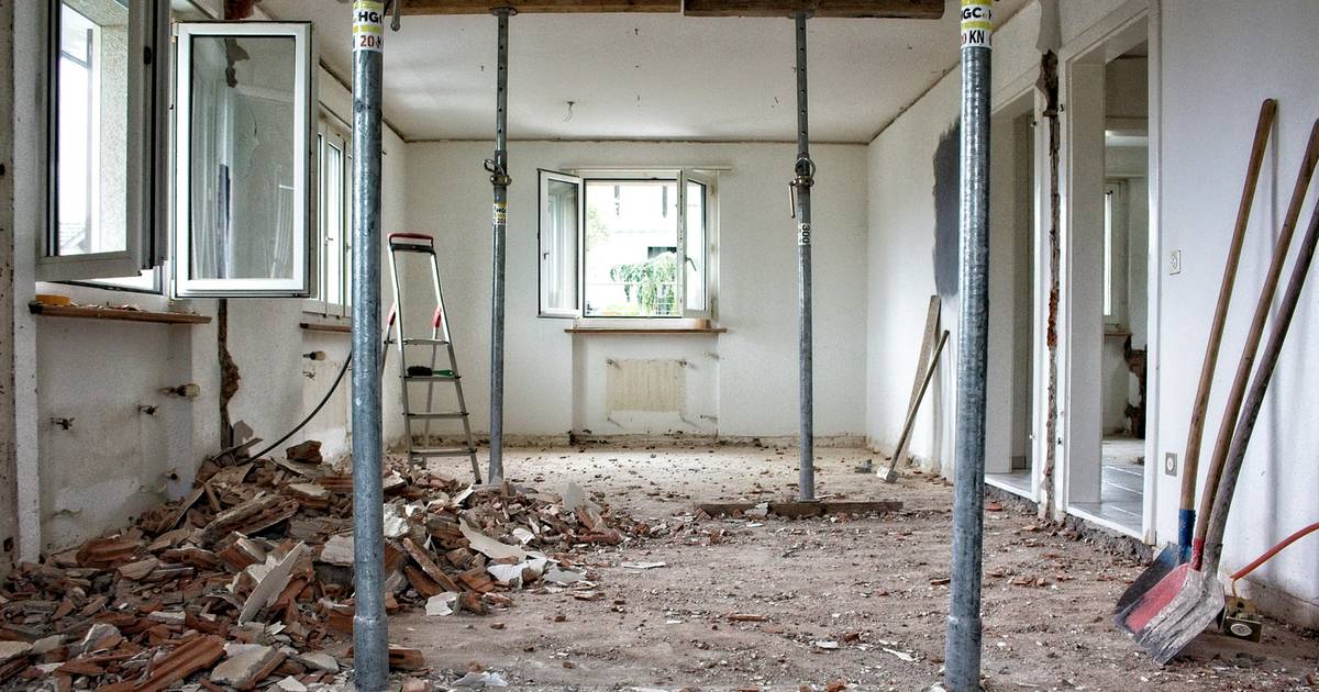 Budowlańcy o pracy dla flipperów. "Kazali zasłaniać stare tynki"