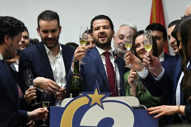 Jakov Milatović slavi pobedu SAVO PRELEVIC/ AFP