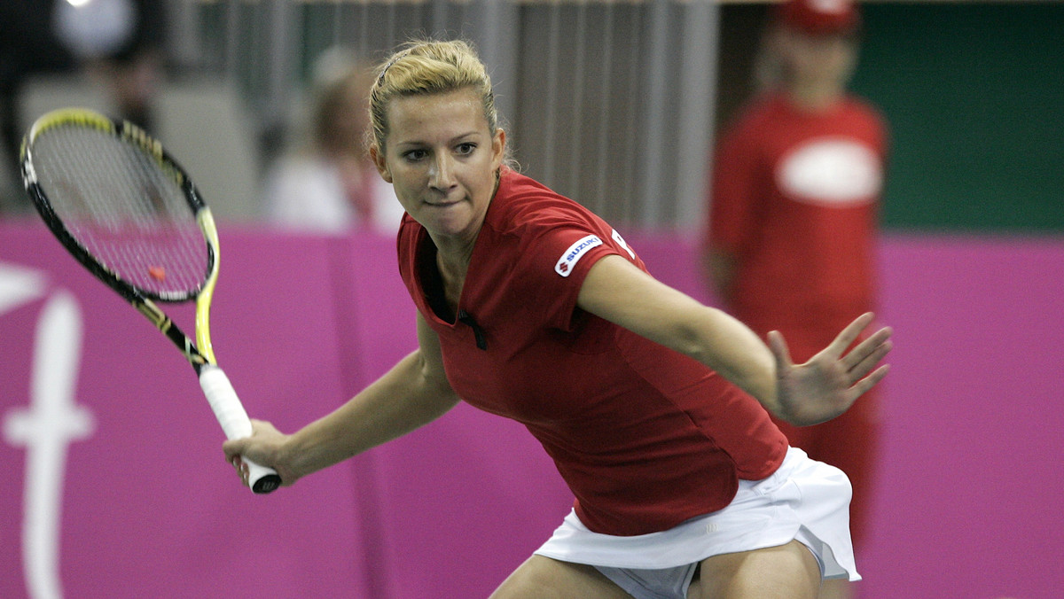 Marta Domachowska przegrała z Carlą Suarez-Navarro 3:6, 2:6 w drugim dniu spotkania Polska - Hiszpania w fazie play off rozgrywek o Fed Cup. Wcześniej Agnieszka Radwańska uległa Marii-Jose Martinez-Sanchez 3:6, 4:6. Hiszpanki zdobyły trzeci punkt, co oznacza, że Polska reprezentacja zostanie zdegradowana do Grupy I Strefy Euroafrykańskiej