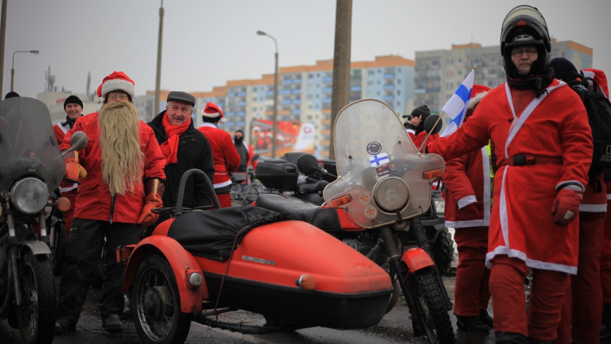 770 Mikołajów na 660 motocyklach, skuterach i quadach przejechało przez Trójmiasto. Parada "Mikołaje na motocyklach" odbyła się po raz ósmy. Dzięki akcji zebrano prawie 43 tys. zł. na obiady w szkołach dla najuboższych dzieci z woj. pomorskiego.