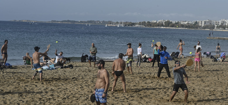 W Grecji wyjątkowo ciepło. Mimo lockdownu ludzie wylegli na plaże i do parków