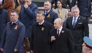 Robert Fico (D) sa Vladimirom Putinom, Sijem Đinpingom (C) i Sadirom Žaparovim (L) na paradi u Moskvi 9. maja 2025.