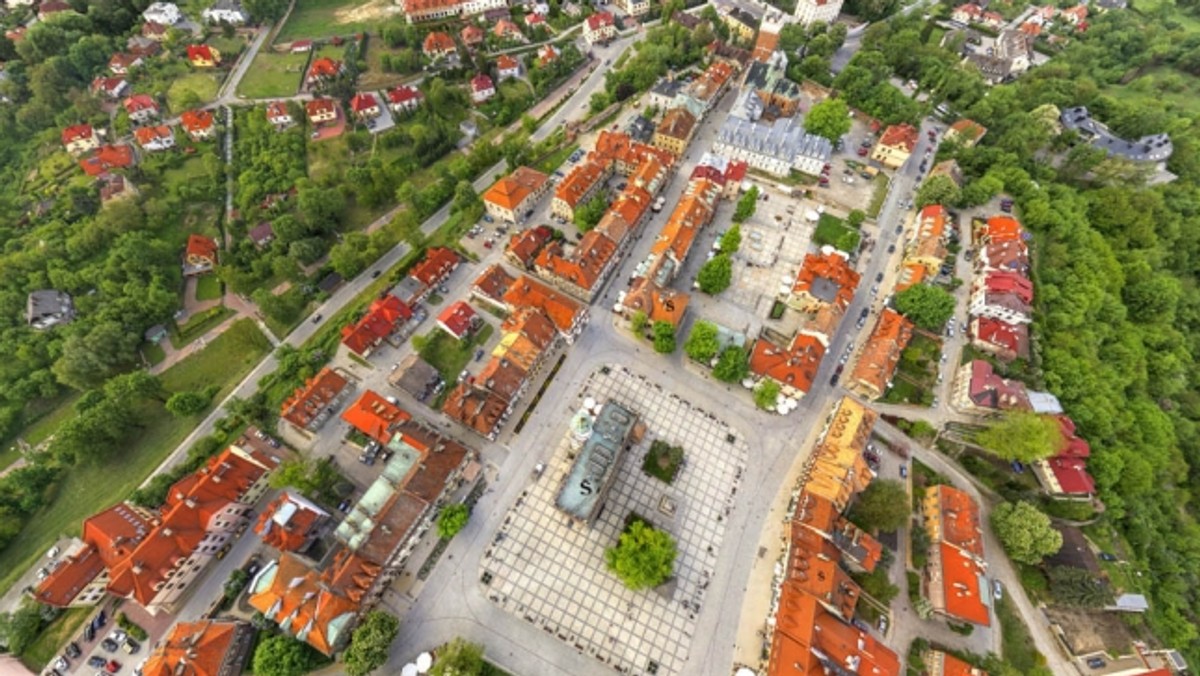 W Sandomierzu zakończyły się prace wzmacniające staromiejską skarpę na odcinku od Ucha Igielnego do skrzyżowania Podwala Górnego z ulicą Tatarską - informuje Radio Kielce. Nie objęły one zniszczonych schodów, ale jak zapewniają urzędnicy, do zagadnienia wrócą w niedalekiej przyszłości.