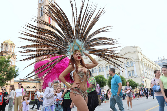 POČEO 3. BANJALUČKI KARNEVAL Plesačice brazilske sambe priredile SPEKTAKL na ulicama glavnog grada Srpske