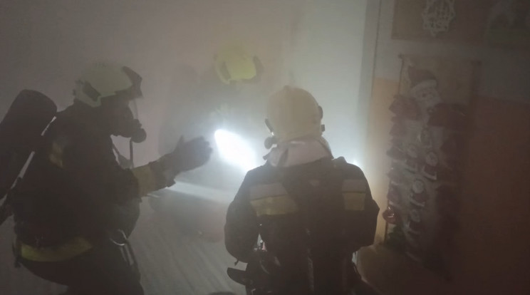 A hivatásos tűzoltók gyakorlatot tartottak a gyermekotthonban / Fotó: Országos Katasztrófavédelem Facebook oldala