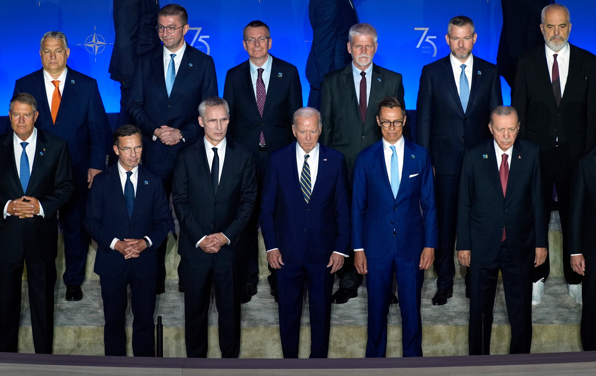 Slovenský prezident Peter Pellegrini (horný rad, druhý sprava) a ďalší lídri členských krajín Severoatlantickej aliancie (NATO).