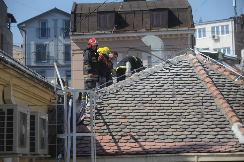 Vatrogasci na krovu lokala