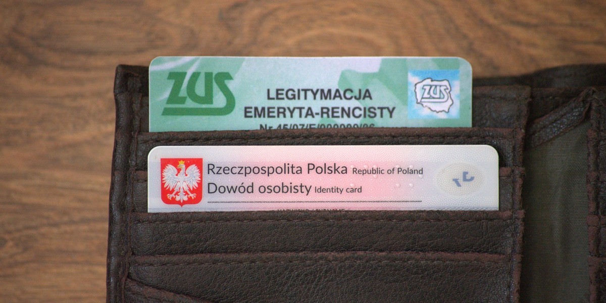 mLegitymacja dla emerytów i rencistów - co trzeba o niej wiedzieć. Do czego uprawnia?