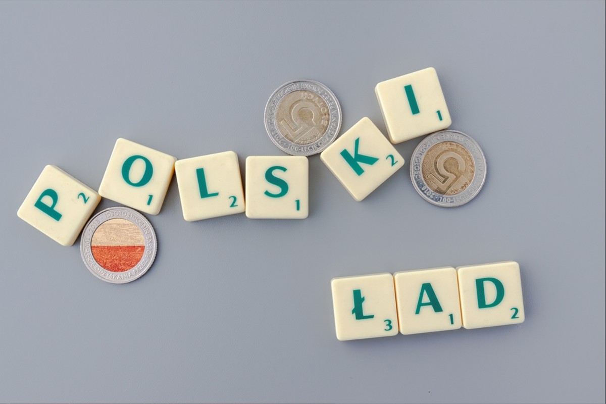 Korekta Polskiego Ładu, czyli obniżka stawki PIT z 17 proc. do 12 proc., będzie niewątpliwie oznaczać dla tych osób mniejsze obciążenie podatkowe niż obecnie.