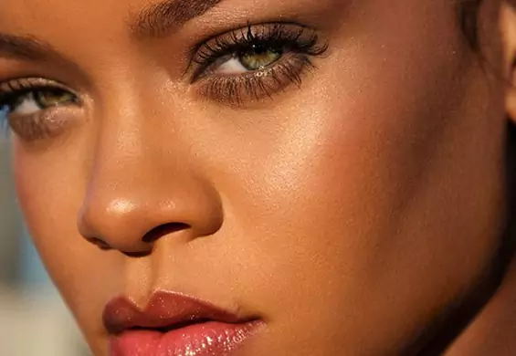 Rihanna: "Jeśli puder nie mieści Ci się w torebce, zmień torebkę". Premiera Fenty Beauty
