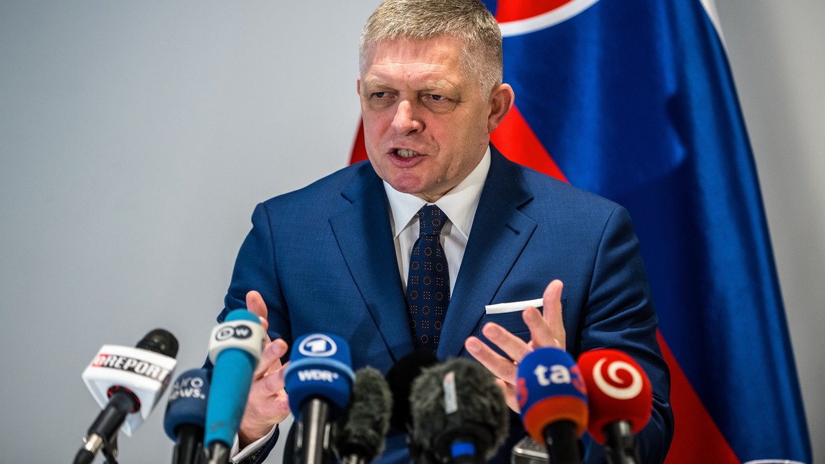 Robert Fico krytykuje Wołodymyra Zełenskiego, nazywając go 'żebrakiem' i 'szantażystą' [Źródło: Onet]