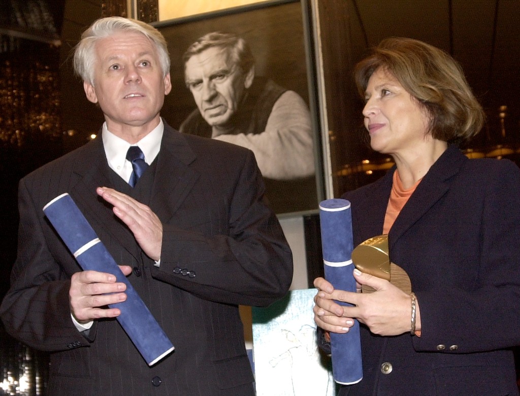 Emil Horváth (vľavo) a Emília Vášáryová (vpravo) s Cenou Jozefa Kronera.