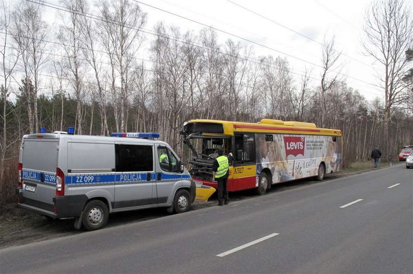 Groźny wypadek w Wesołej. Autobus komunikacji miejskiej staranował drzewo. Cztery osoby są ranne