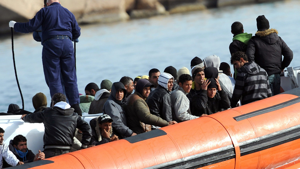 Niektórzy z ponad 170 nieletnich nielegalnych imigrantów, którzy przebywają na Lampedusie, kaleczą się na znak protestu przeciwko przedłużającemu się pobytowi na tej włoskiej wyspie. Domagają się wywiezienia na stały ląd.