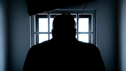 Így várja az ítéletet: egy játszótérre néz a pedofíliával vádolt borsodi férfi házának ablaka