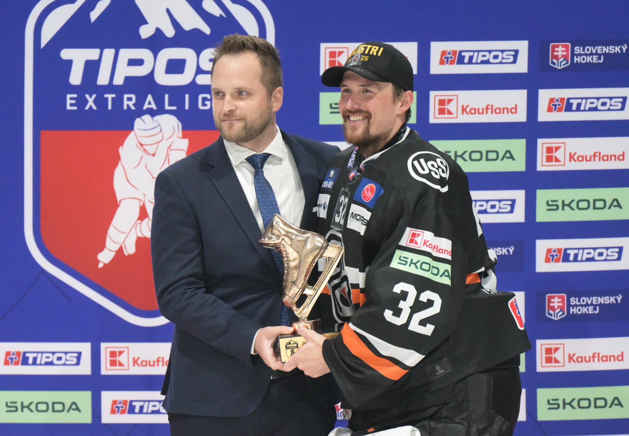 Brankár Košíc Jaroslav Janus preberá ocenenie za najlepšieho hráča play-off.