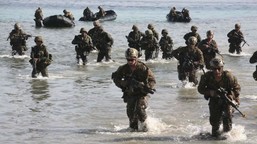 amerykanie szykują uderzenie na lądzie. okręty i marines w drodze