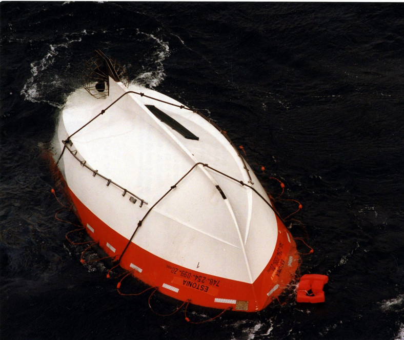 Wywrócona dnem do góry łódź ratunkowa spuszczona z tonącego promu "Estonia"