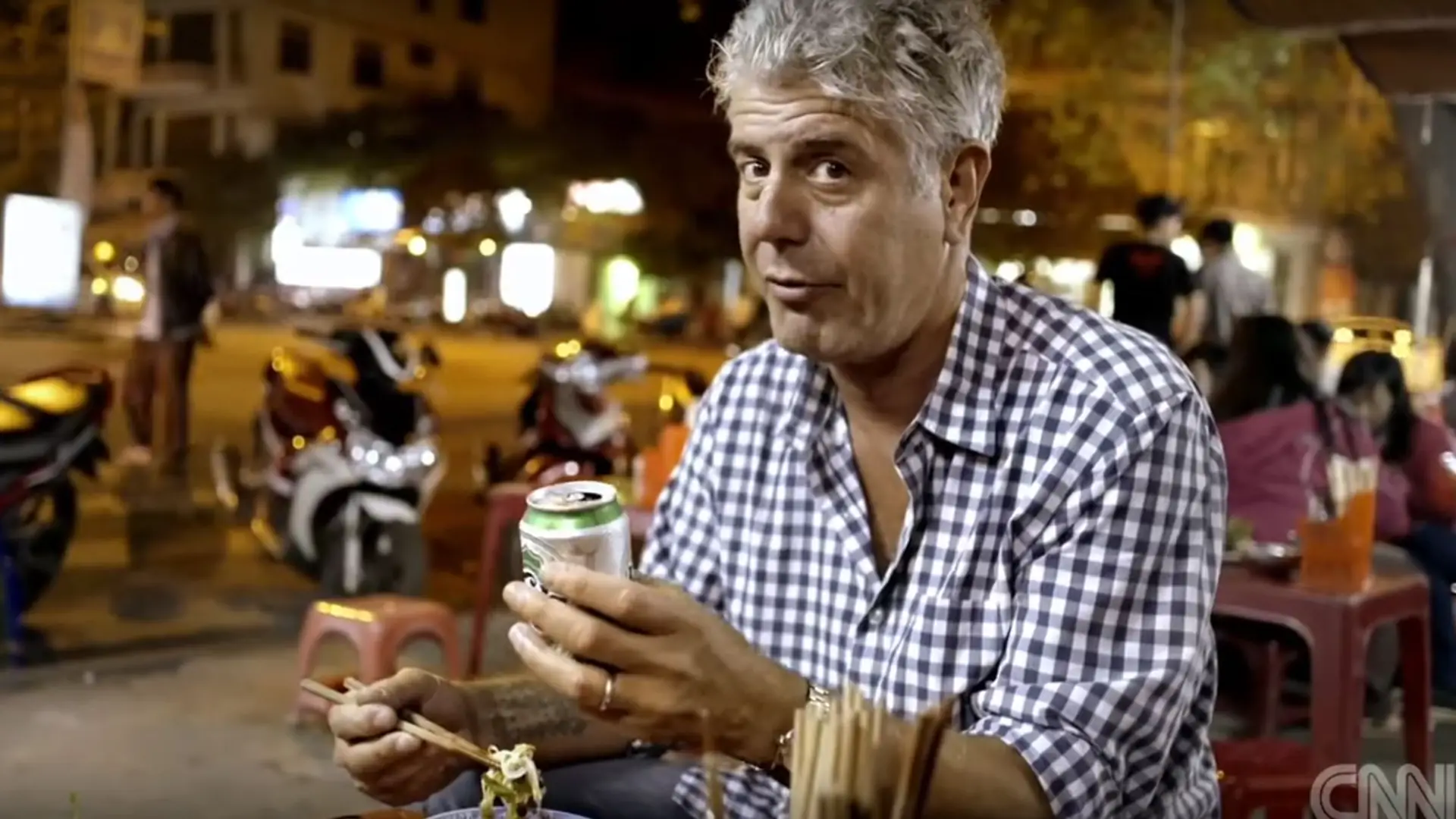 Klął jak szewc i pił jak smok. Gdy mu nie smakowało, wypluwał.  Anthony Bourdain sprawił, że gotuję coś więcej niż parówki