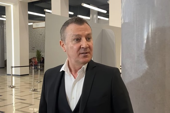 TOLIKO ZARAĐUJE OD OVA DVA BIZNISA DA JE ODBIO HONORAR OD 100.000 EVRA Naš pevač bio najtraženiji na estradi, plakao jer mu kolega rekao da neće biti zvezda: A onda usledio šok preokret