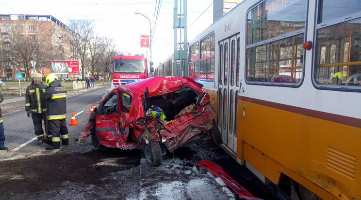 A 14-es villamos letarolta az autót / Fotó: Blikk