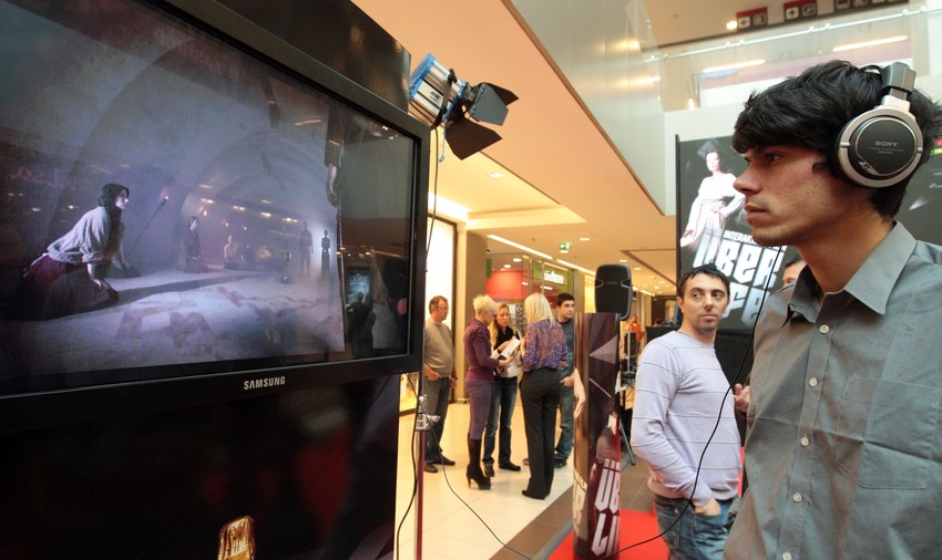 Glumac Milutin Milošević gleda film u kojem igra